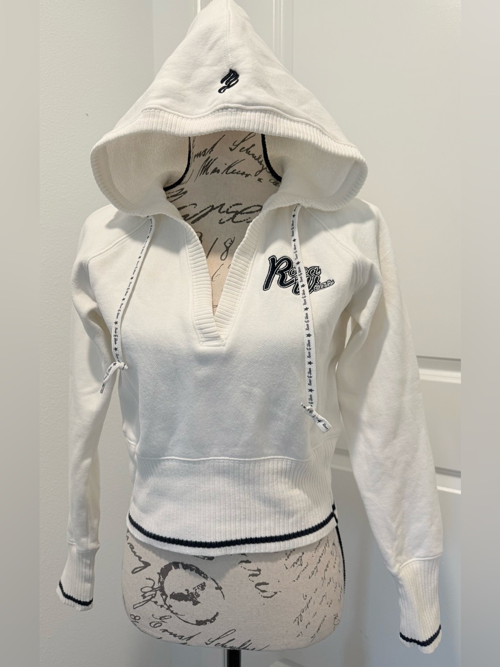 Vintage Rocawear Hooded V-Neck Pullover Sweater w/Long Sleeves & Ribbed Design